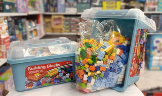 لگو کلاسیک ۱۰۰۰ قطعه ساختنی برند Building Blocks به همراه باکس پلاستیکی ذخیرهسازی دستهدار آبی کد ۱۰۸۰۰ در فروشگاه ال آی تویز